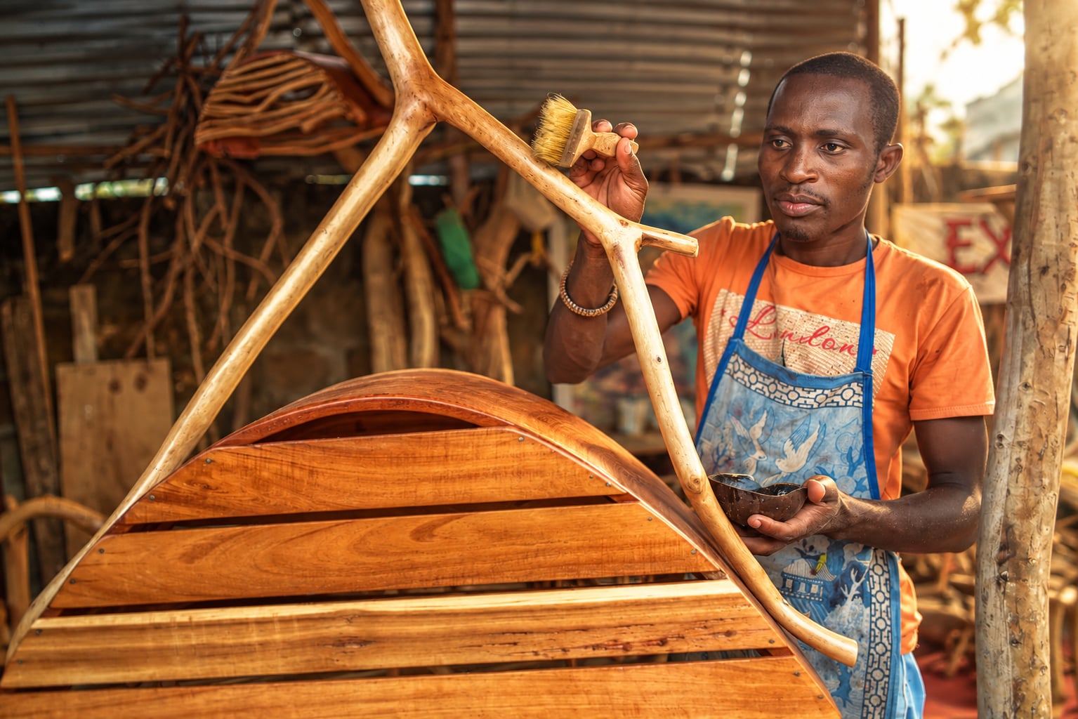 Artisan travaillant une création en bois
