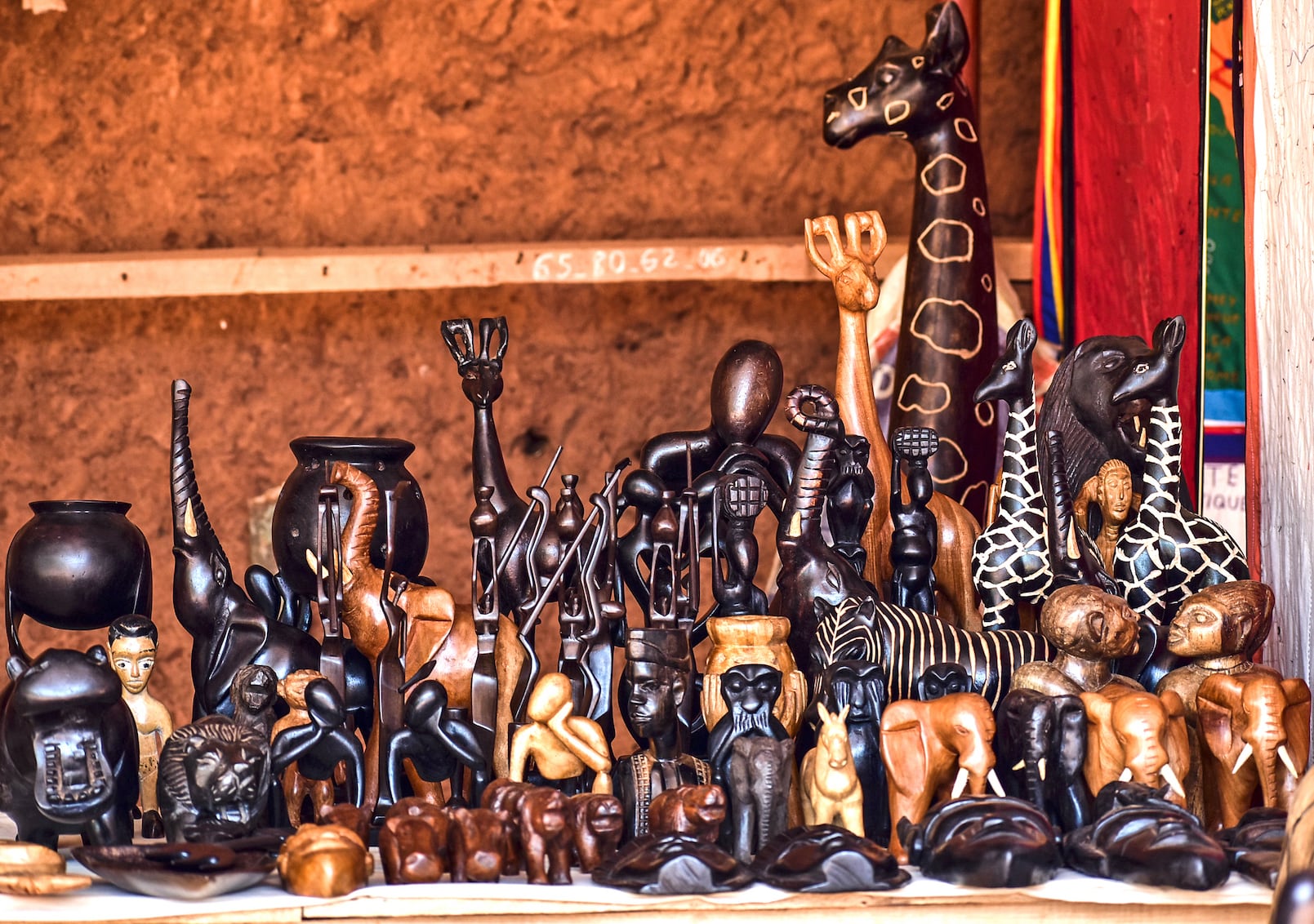 Objets d’art sculptés en bois exposés par des artisans béninois